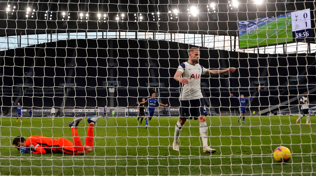 Pada menit ke-59 Leicester akhirnya sukses menggandakan keunggulan. Gol berawal saat Vardy menyambut umpan silang Marc Albrighton dan bola yang berusaha disapu Toby Alderweireld malah masuk ke dalam gawang sendiri.