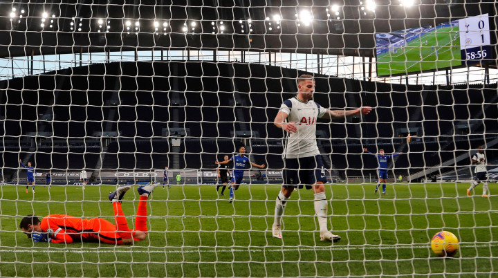 Pada menit ke-59 Leicester akhirnya sukses menggandakan keunggulan. Gol berawal saat Vardy menyambut umpan silang Marc Albrighton dan bola yang berusaha disapu Toby Alderweireld malah masuk ke dalam gawang sendiri.