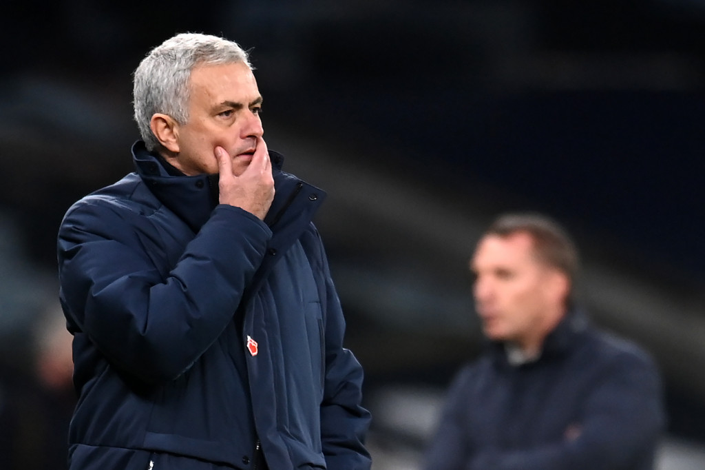 Tottenham menelan dua kekalahan beruntun dan melorot ke peringkat keempat klasemen dengan koleksi 25 poin. Sedangkan Leicester melompati Tottenham dan naik ke posisi kedua klasemen dengan koleksi 27 poin, tertinggal hanya empat poin di bawah pemuncak Liverpool.