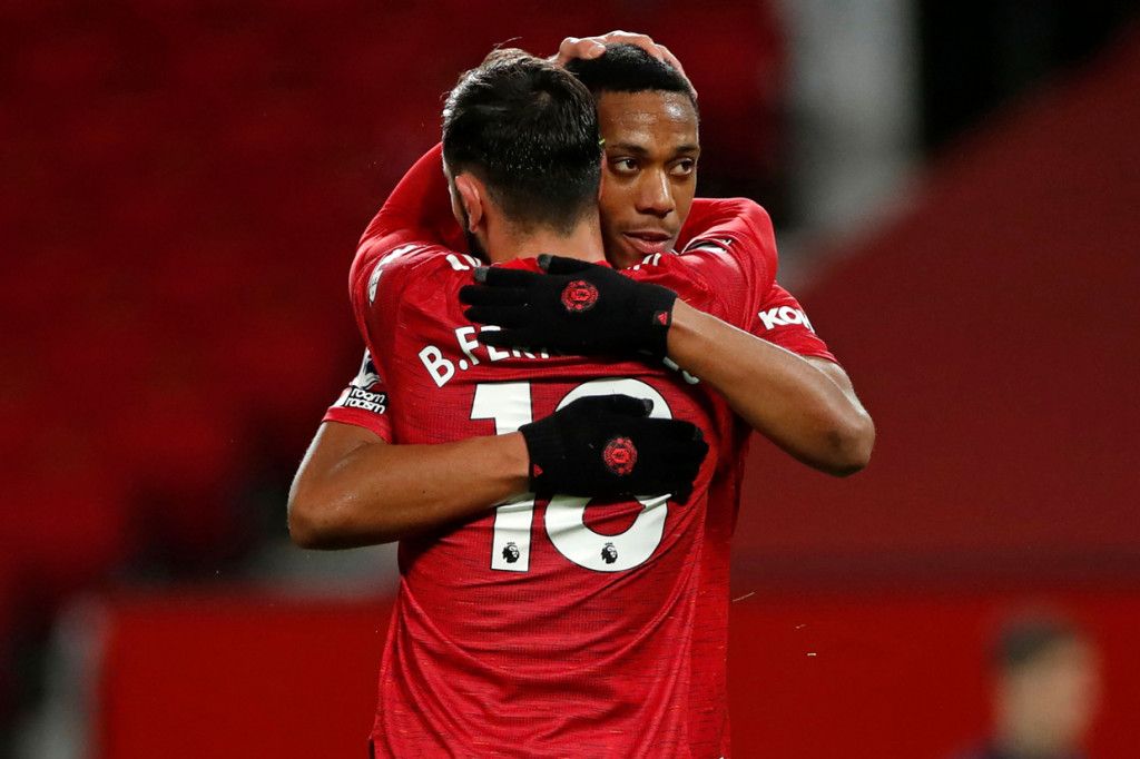 Empat menit berselang, Bruno Fernandes mencatatkan namanya untuk kedua kali di papan skor lewat eksekusi penalti. Penalti diberikan setelah Anthony Martial dilanggar di kotak terlarang. AFP Photo/Clive Brunskill