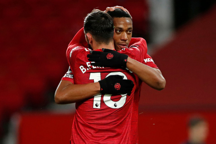 Empat menit berselang, Bruno Fernandes mencatatkan namanya untuk kedua kali di papan skor lewat eksekusi penalti. Penalti diberikan setelah Anthony Martial dilanggar di kotak terlarang. AFP Photo/Clive Brunskill