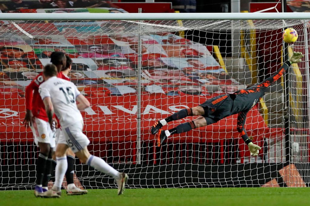 Pada menit ke-73, Leeds sempat mencetak gol kedua. Tembakan jarak jauh dari Stuart Dallas bersarang telak di pojok kiri gawang Manchester United. AFP Photo/Clive Brunskill
