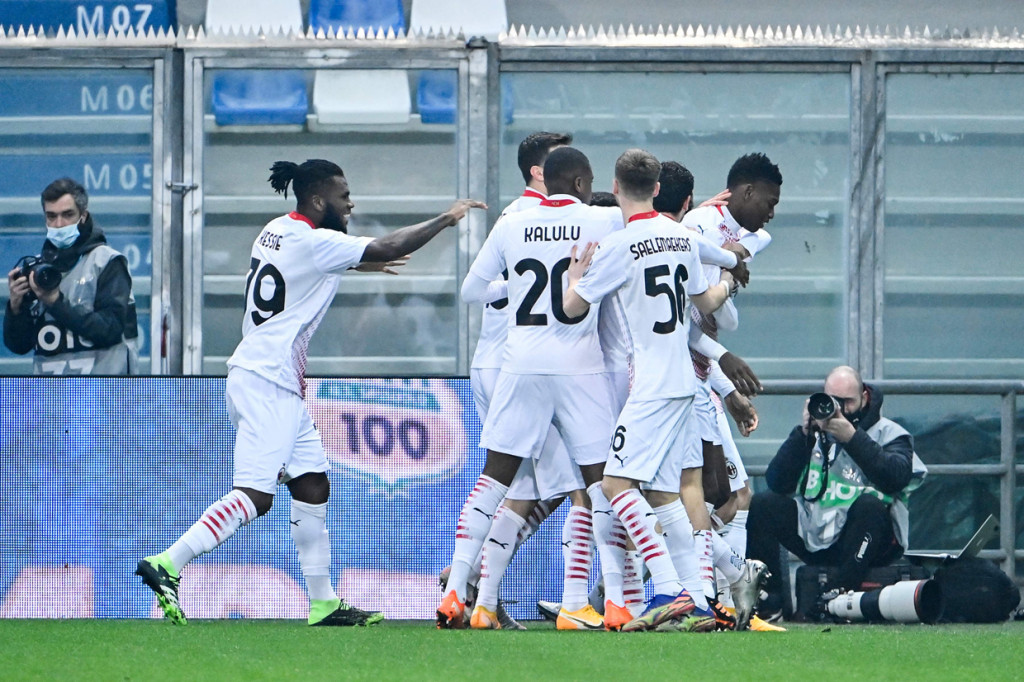 AC Milan kembali ke jalur kemenangan. Bertandang ke markas Sassuolo di pekan ke-13 Liga Italia, Minggu, 20 Desember 2020, Rossoneri menang tipis 2-1.