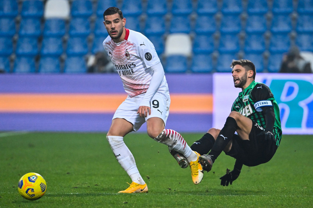 Tuan rumah membalas lewat tembakan bebas Domenico Berardi (89').