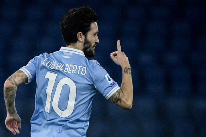 Luis Alberto melakukan selebrasi usai mencetak gol ke gawang Napoli.