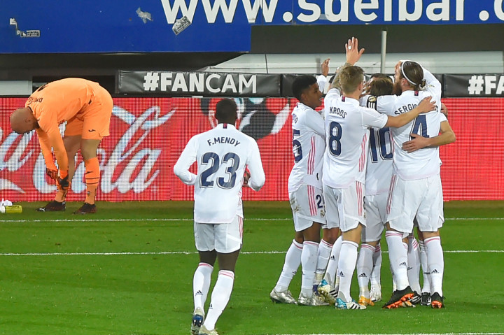 Luka Modric melakukan selebrasi usai mencetak gol ke gawang Eibar.