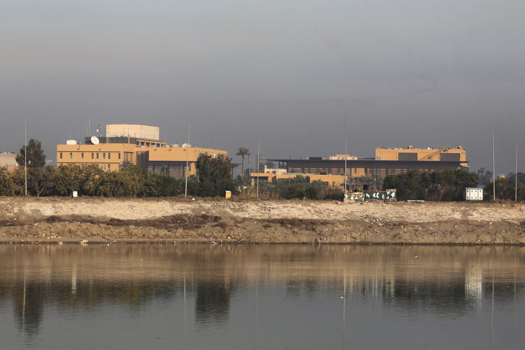 Sejumlah roket meledak di dekat Kedutaan Besar (Kedubes) Amerika Serikat di Baghdad, ibu kota Irak. Serangan roket ini terjadi seiring meningkatnya ketegangan menjelang peringatan setahun kematian jenderal tertinggi Iran, Qasem Soleimani akibat serangan AS di Irak.