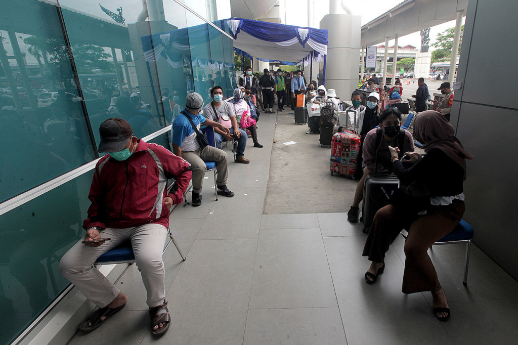Suasana antrian calon penumpang yang mengikuti tes Antigen di Terminal 2 Bandara Soekarno-Hatta, Tangerang, Banten.