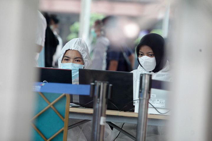 Sejumlah pemerintah daerah telah mewajibkan pendatang menunjukkan hasil rapid test Antigen atau swab PCR selama masa libur Natal dan tahun baru, seperti Bali dan Yogyakarta.