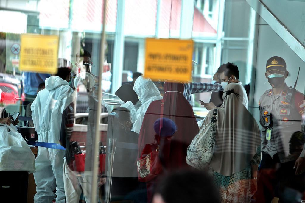 Suasana antrian calon penumpang yang mengikuti tes Antigen di Terminal 2 Bandara Soekarno-Hatta, Tangerang, Banten.