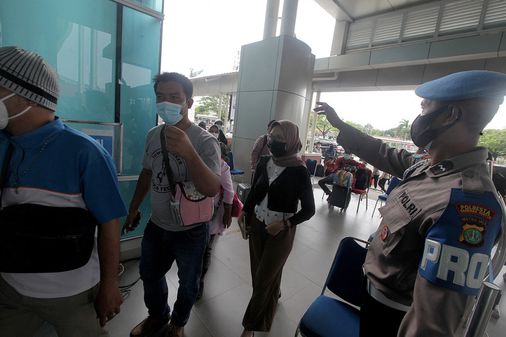 Satuan Tugas (Satgas) Penanganan Covid-19 sebelumnya resmi memberlakukan hasil rapid test antigen sebagai syarat perjalanan bagi pengguna transportasi udara dan kereta api selama libur Natal dan Tahun Baru 2021.