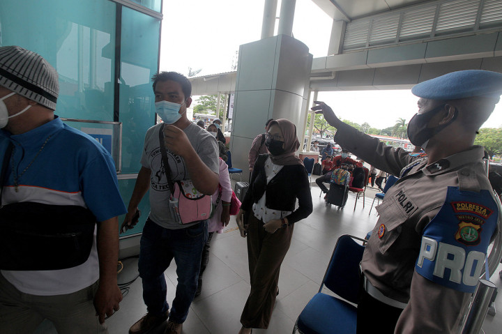 Satuan Tugas (Satgas) Penanganan Covid-19 sebelumnya resmi memberlakukan hasil rapid test antigen sebagai syarat perjalanan bagi pengguna transportasi udara dan kereta api selama libur Natal dan Tahun Baru 2021.