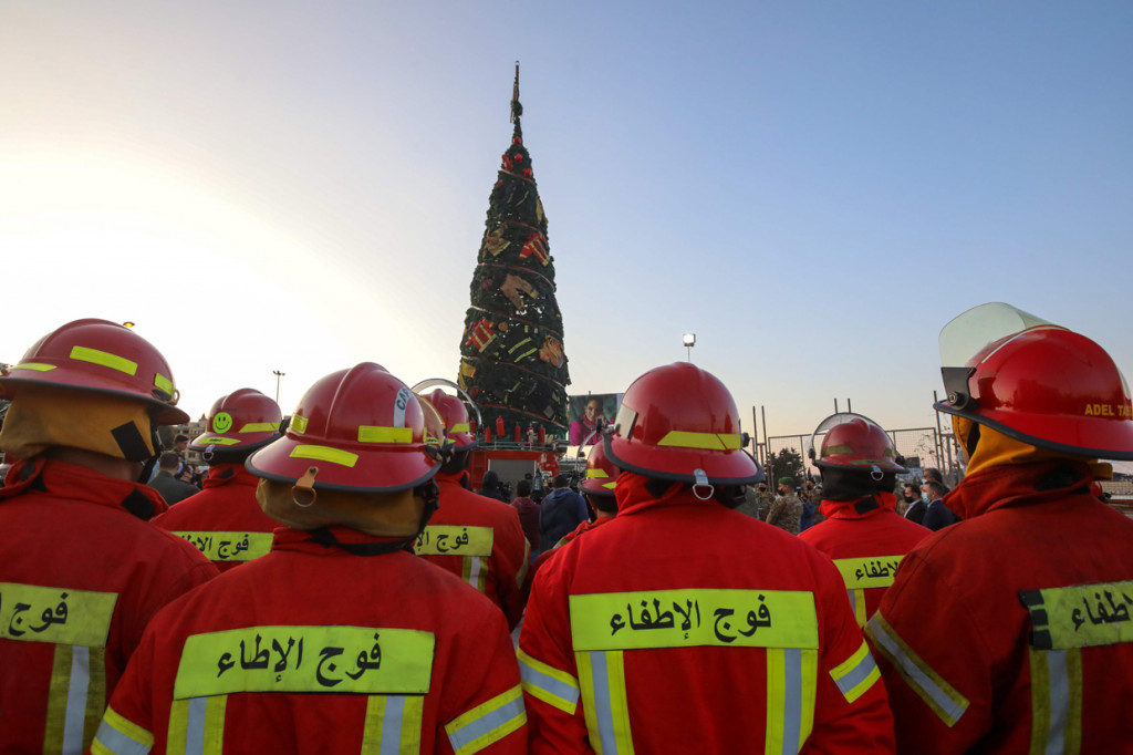 Pohon natal yang dibuat oleh seniman Lebanon Hayat Nazer ini didirikan untuk mengenang para petugas pemadam kebakaran yang tewas dalam ledakan di Pelabuhan Beirut pada 4 Agustus lalu.
