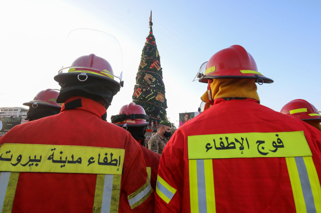 Dua ledakan besar yang terjadi di pelabuhan Beirut pada 4 Agustus lalu menewaskan 200 orang dan lebih dari 2.700 lainnya terluka. Goncangan yang berasal dari kawasan pelabuhan sempat menimbulkan suasana mencekam di ibu kota. Kaca rumah penduduk pecah dan bangunan terbakar. 