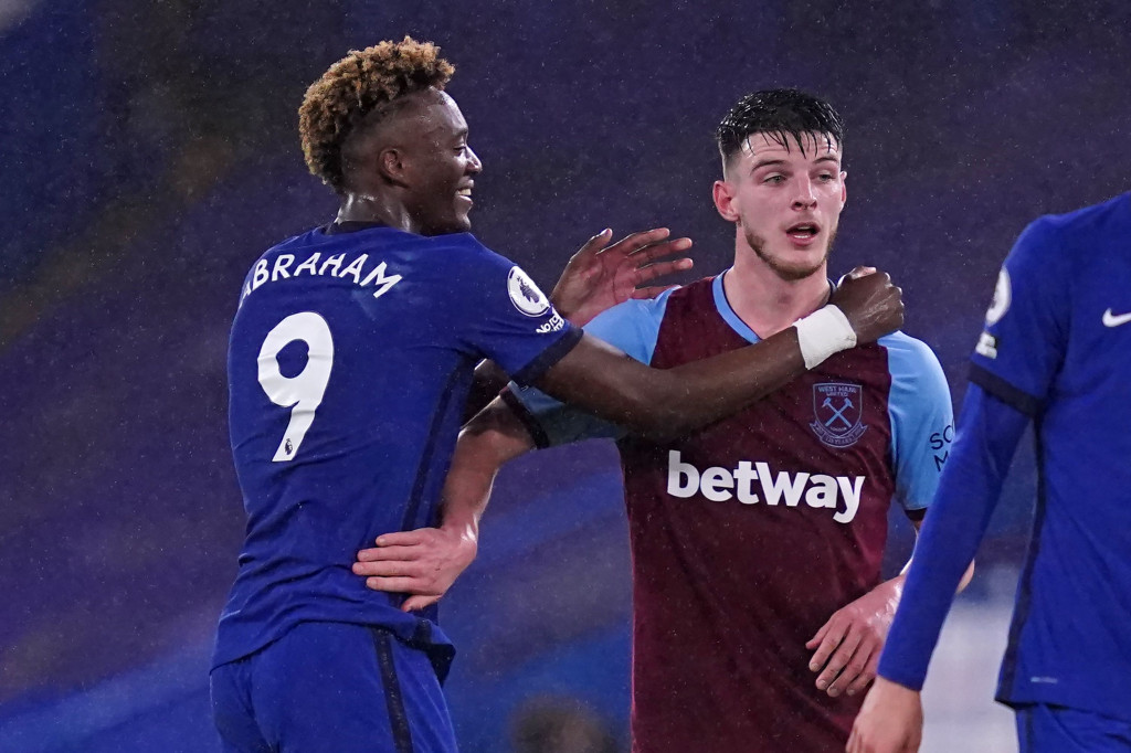 Chelsea yang berambisi menyudahi tren buruk justru lebih dulu kebobolan pada menit ketujuh lewat Declan Rice yang memperdaya kiper Edouard Mendy. Tetapi hakim garis sudah lebih dulu mengangkat benderanya pertanda offside.