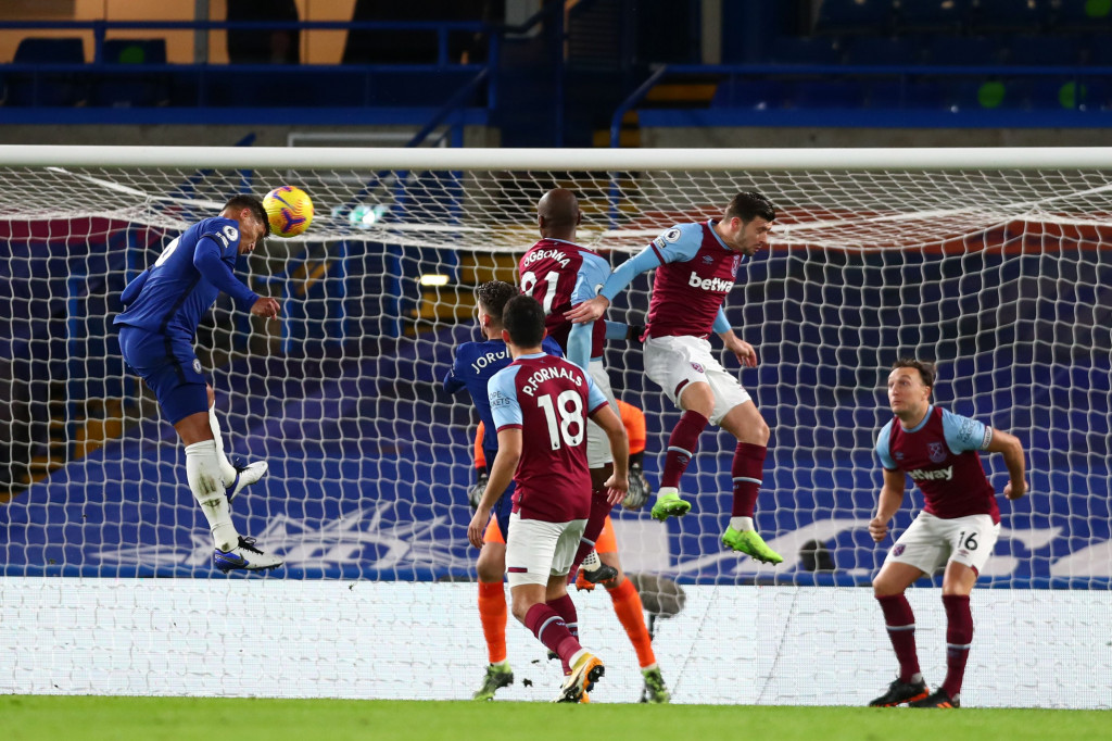 Tiga menit berselang, The Blues membuka keunggulan lewat tandukan Thiago Silva menyambut sepak pojok kiriman Mason Mount untuk menjebol gawang tim tamu.