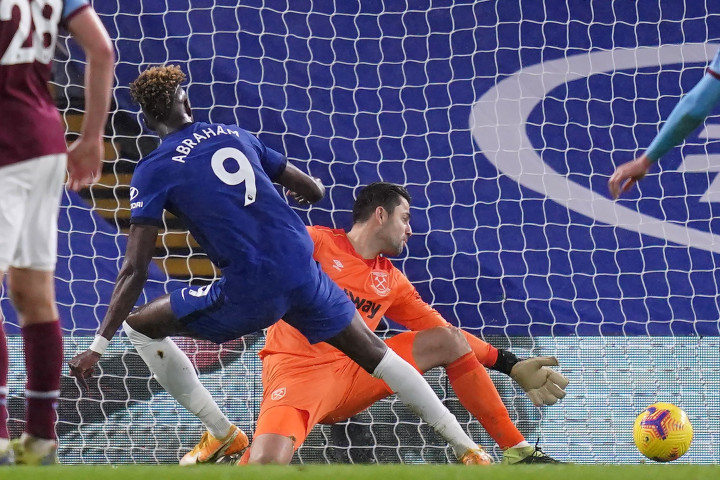 Dua menit kemudian Abraham kembali mencatatkan namanya di papan skor usai menyambar bola muntah hasil tandukan Pulisic yang sempat ditepis oleh Fabianski. Skor 3-0 bertahan hingga laga usai.