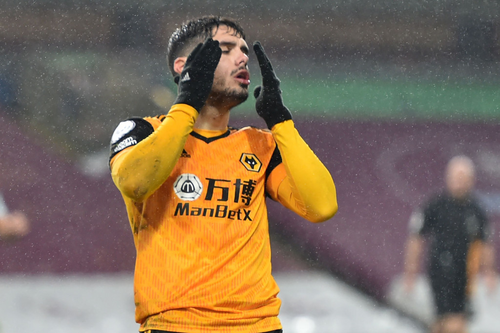 Tim tamu di bawah asuhan Nuno Espirito Santo sempat berpeluang untuk mencuri keunggulan lebih dulu pada menit ke-24 lewat sebuah serangan balik. Sayang tembakan Pedro Neto masih terlalu lemah dan mudah dijinakkan kiper Nick Pope.