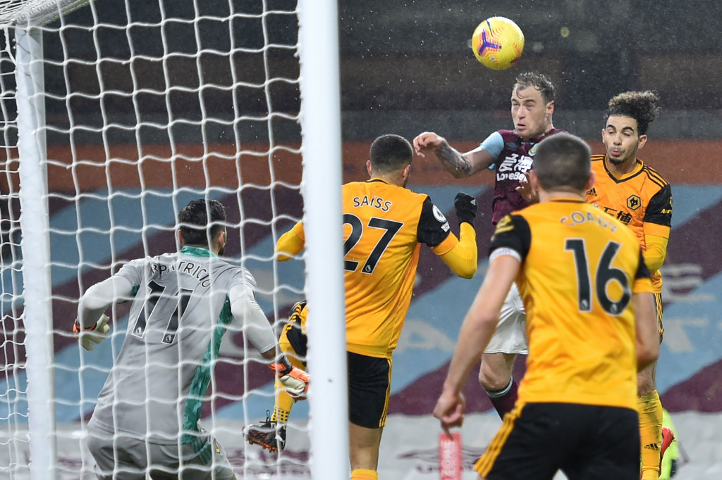 Namun, Burnley yang tampil sabar akhirnya berhasil memimpin terlebih dahulu setelah sundulan Ashley Barnes menyambut umpan silang Charlie Taylor berhasil menaklukkan kiper Rui Patricio.