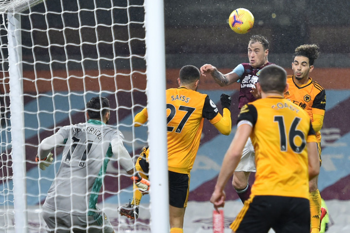 Namun, Burnley yang tampil sabar akhirnya berhasil memimpin terlebih dahulu setelah sundulan Ashley Barnes menyambut umpan silang Charlie Taylor berhasil menaklukkan kiper Rui Patricio.
