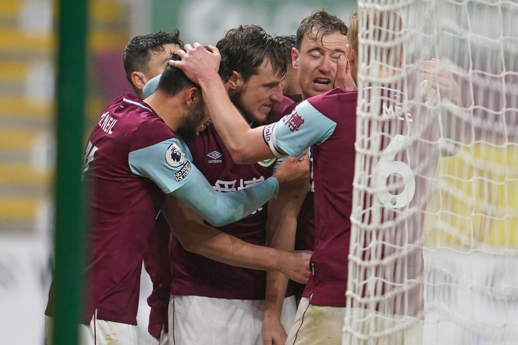 Enam menit babak kedua berjalan tuan rumah berhasil menggandakan keunggulan. Chris Wood yang lepas dari kawalan berhasil menyambut umpan sundulan Ben Mee dalam situasi tendangan bebas dengan sepakan jarak dekat untuk mengubah kedudukan jadi 2-0.