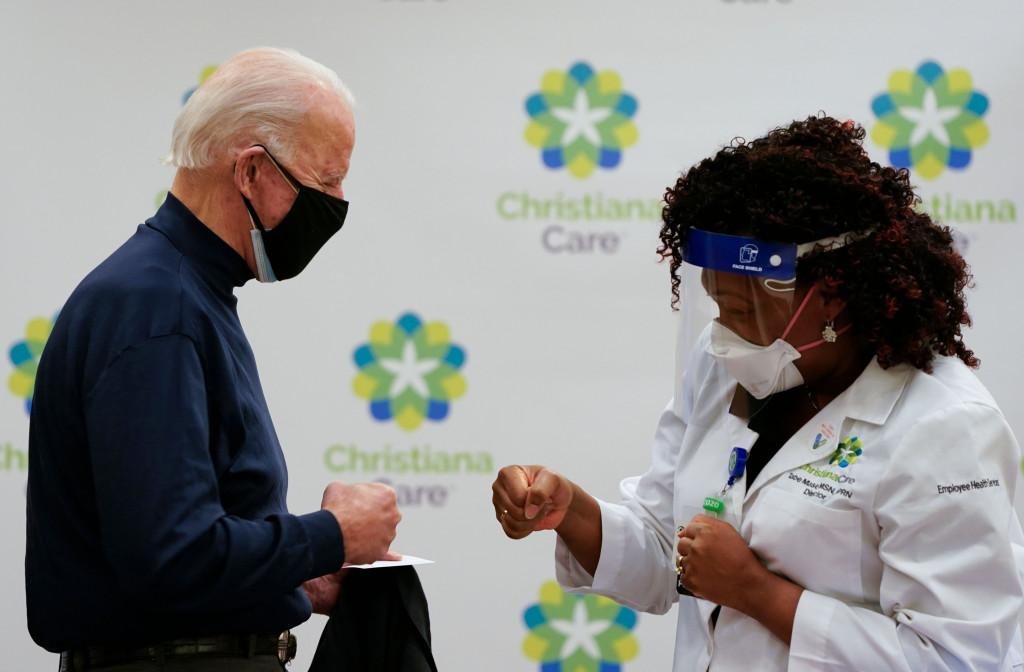 Biden memuji para ilmuwan dan orang-orang yang berada di garis depan serta pemerintahan petahana Donald Trump atas berlangsungnya program vaksinasi covid-19. 