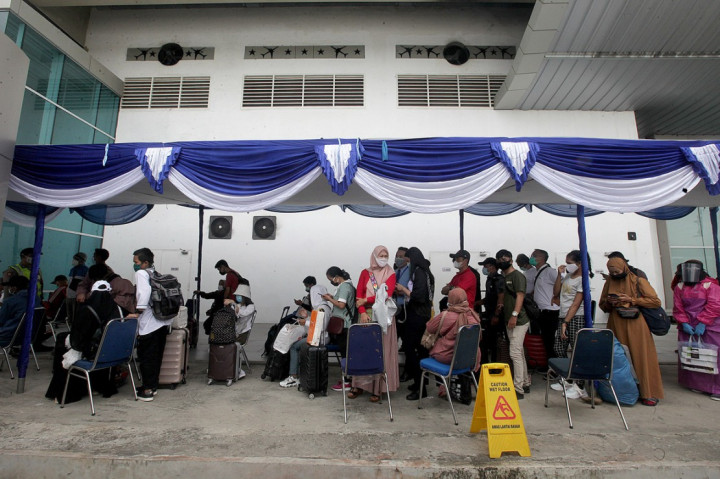 Antrean panjang tampak di Terminal 2 Bandara Soekarno-Hatta, Senin, 21 Desember 2020, pagi. Antrean panjang ini terjadi karena banyak penumpang yang ingin melakukan rapid test antigen yang disediakan pihak bandara.