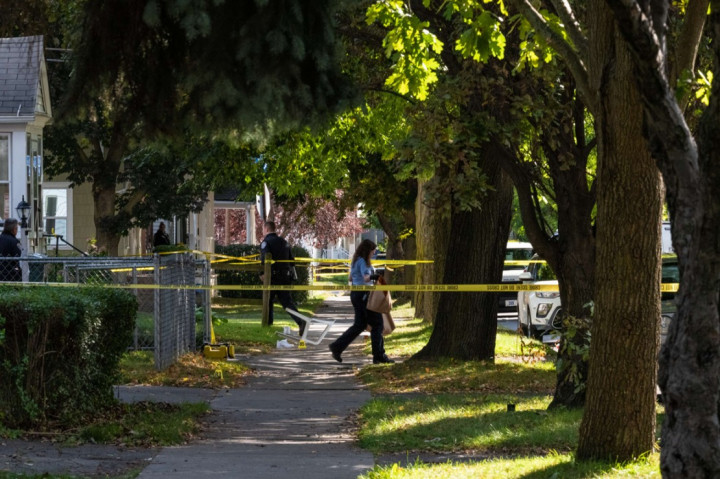 Penembakan massal kembali terjadi di Amerika Serikat. Dua orang tewas dan 14 orang lainnya luka-luka pada Sabtu, 19 September 2020, pagi waktu setempat dalam penembakan di pesta halaman belakang di Rochester, negara bagian New York.