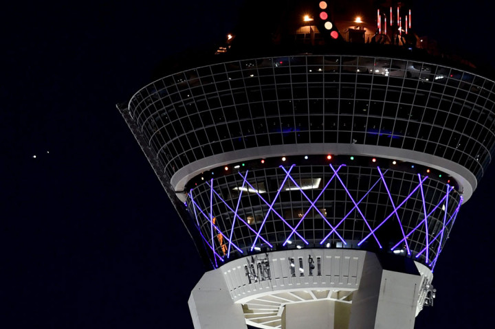 Namun karena kesejajarannya dalam hubungannya dengan Bumi, mereka akan tampak lebih dekat satu sama lain dibandingkan kapan pun selama hampir 400 tahun. Konjungsi yang optimal berlangsung pada pukul 1822 GMT.