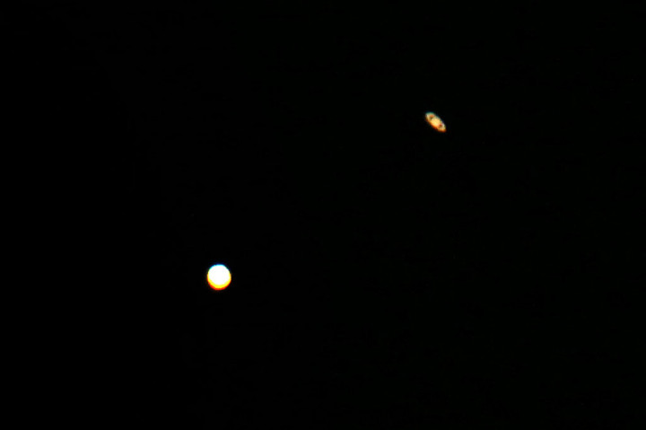 Dua planet terbesar di tata surya, Jupiter dan Saturnus berada dalam sebuah 'konjungsi agung', di mana keduanya berada dalam jarak paling dekat di langit pada Senin, 21 Desember 2020 WIB. Fenomena langka ini tidak akan terjadi lagi hingga 2080 mendatang.