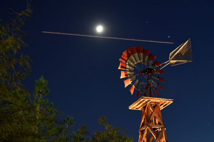 Konjungsi agung ini sebagaimana diketahui oleh para astronom, terjadi secara kebetulan pada titik balik matahari musim dingin bagi mereka yang berada di belahan bumi utara, dan awal musim panas di selatan global. Faktanya, kedua planet tersebut terpisah lebih dari 730 juta kilometer (400 juta mil).