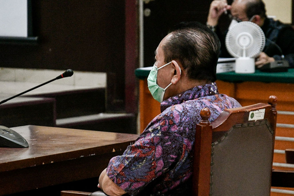 Terdakwa Djoko Tjandra divonis 2,5 tahun penjara karena terbukti melakukan pemalsuan surat jalan, surat keterangan pemeriksaan covid-19, dan surat rekomendasi kesehatan untuk dapat masuk ke Indonesia.