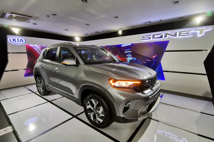 Sonet memiliki panjang 3.995 mm, lebar 1.790 mm, tinggi 1.642 mm dan wheelbase mencapai 2.500 mm. Marketing and Development Division Head PT Kreta Indo Artha, Ario Soerjo, bercerita bahwa mobil ini kemudian dilengkapi dengan desain body yang terinspirasi dari bentuk anak gajah.