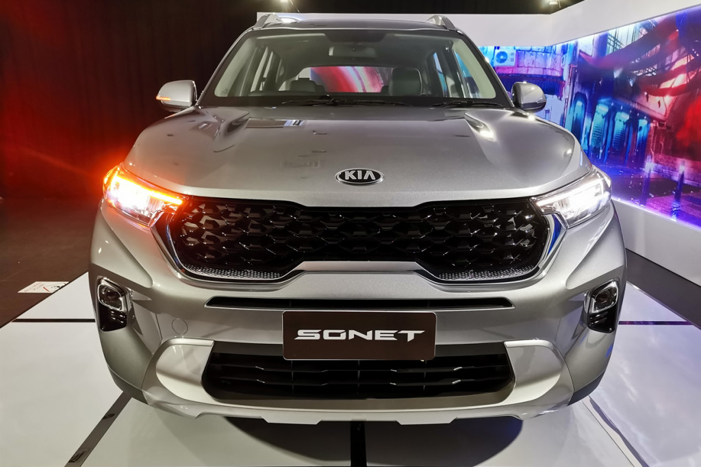 Bagian grill dengan masih mempertahankan desain tiger nose grill sebagai salah satu identitas desain Kia.