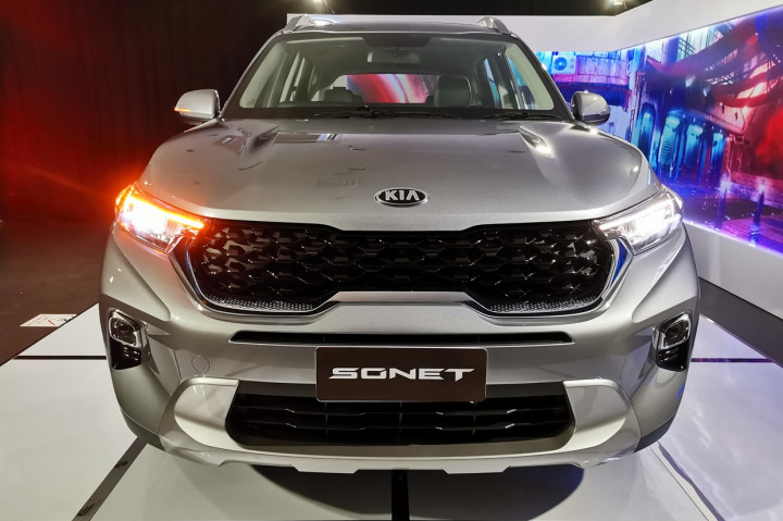 Bagian grill dengan masih mempertahankan desain tiger nose grill sebagai salah satu identitas desain Kia.