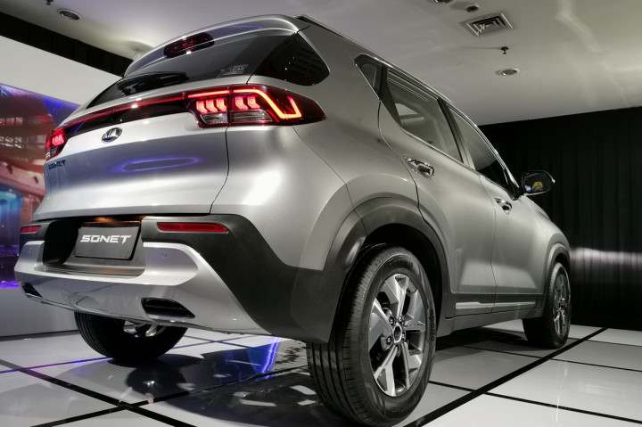 Sonet memiliki ground clearance cukup tinggi, mencapai 205 mm, dan ini menjadi salah satu ciri khas mobil SUV.