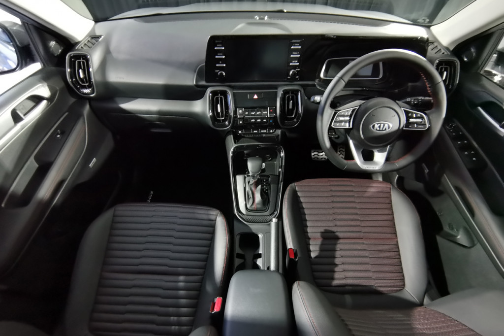 Begitu masuk ke dalam kabin, penumpang akan langsung disambut dengan balutan kulit di jok, setir, dan berbagai panel yang ada.