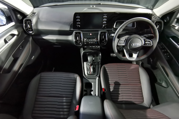 Begitu masuk ke dalam kabin, penumpang akan langsung disambut dengan balutan kulit di jok, setir, dan berbagai panel yang ada.