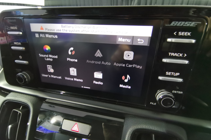 Soal hiburan tidak perlu khawatir karena sudah tersedia head unit 8 inci yang siap terkoneksi dengan Android Auto atau Apple CarPlay, didukung dengan Bose audio system.