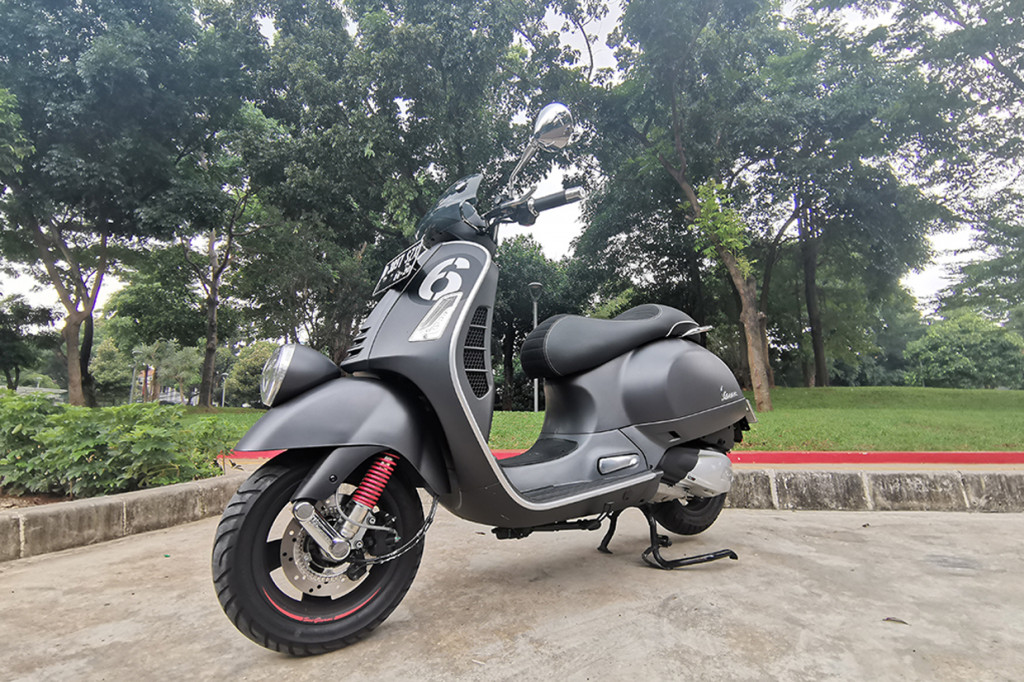 Skuter matik gambot ini membawa nuansa masa kejayaannya motorsport di tahun 50-an di ajang Sei Giorni Internazionale yang diadakan di Varese Italia.