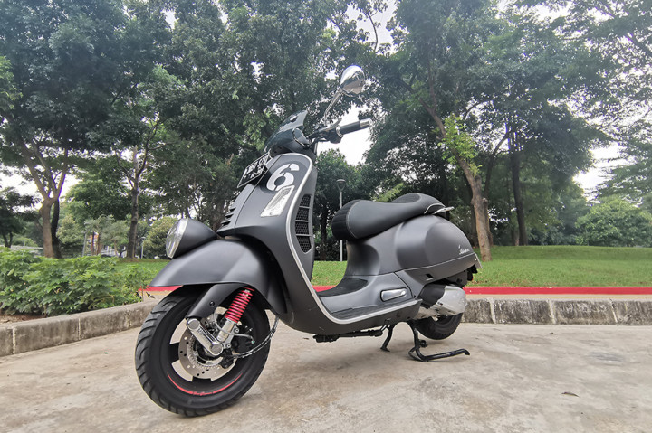 Skuter matik gambot ini membawa nuansa masa kejayaannya motorsport di tahun 50-an di ajang Sei Giorni Internazionale yang diadakan di Varese Italia.