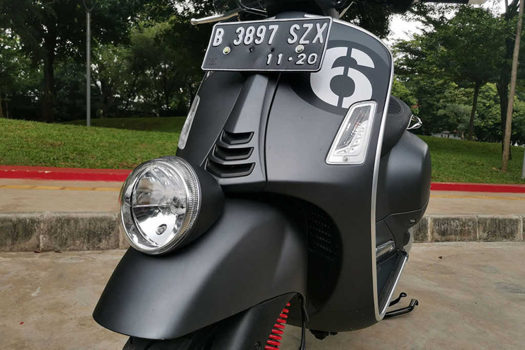 GTV 'Sei Giorni' II Edition meletakan plat nomor di bagian belakang perisai, front tie berhias warna hitam matt, hingga detail merah di logo Sei Giorni, Shockbreaker, dan pelek.