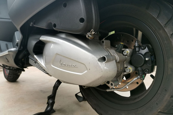 Soal dapur pacu, konsumen akan mendapatkan mesin 300 cc HPE (High Performance Engine) silinder tunggal 4-tak 4-katup berpendingin cairan dengan injeksi elektronik. Tenaga yang dihasilkan mencapai 23,8 daya kuda dan torsi maksimum 26 Nm.