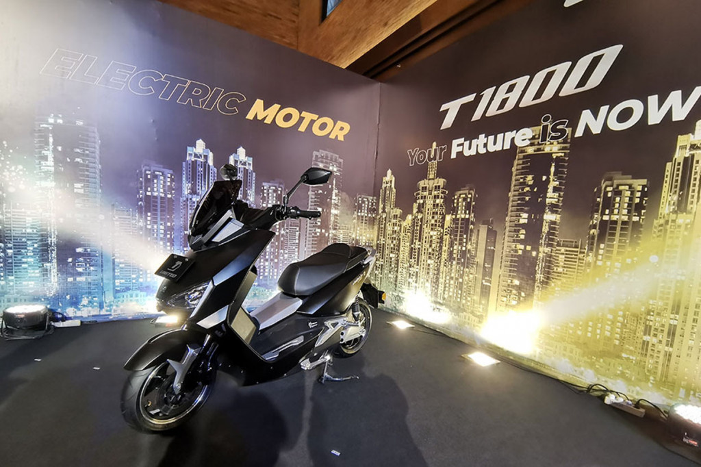 Direktur PT Terang Dunia Internusa (TDI), Henry Mulyadi, menjelaskan T1800 diluncurkan untuk para konsumen di kawasan urban yang inginkan sepeda motor listrik yang stylish, futuristik, dan ramah lingkungan.