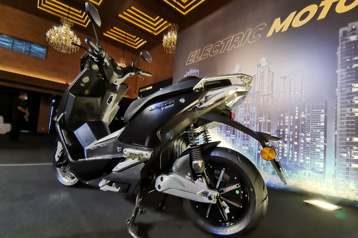 Uniknya, sepeda motor listrik ini memiliki mode berkendara berkendara 1, 2, dan 3 yang membatasi kecepatannya mulai dari 50, 60, dan 65 kilometer per jam. Sedangkan untuk memaksimalkan performanya, tersedia mode Turbo yang akan membiarkan sepeda motor bisa menembus kecepatan hingga 70 kilometer per jam.