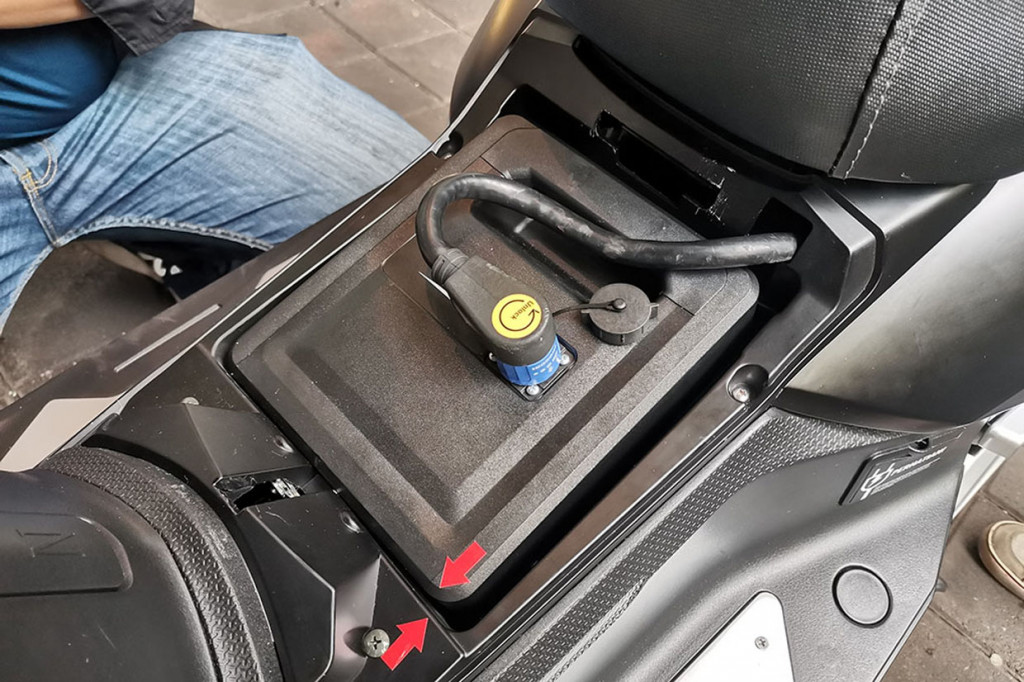 Sumber tenaga untuk T1800 tersedia dari baterai Lithium berdata 60 V 28Ah dengan maksimal jarak tempuh 60 kilometer.