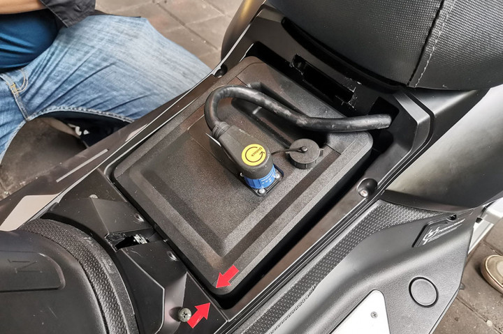 Sumber tenaga untuk T1800 tersedia dari baterai Lithium berdata 60 V 28Ah dengan maksimal jarak tempuh 60 kilometer.