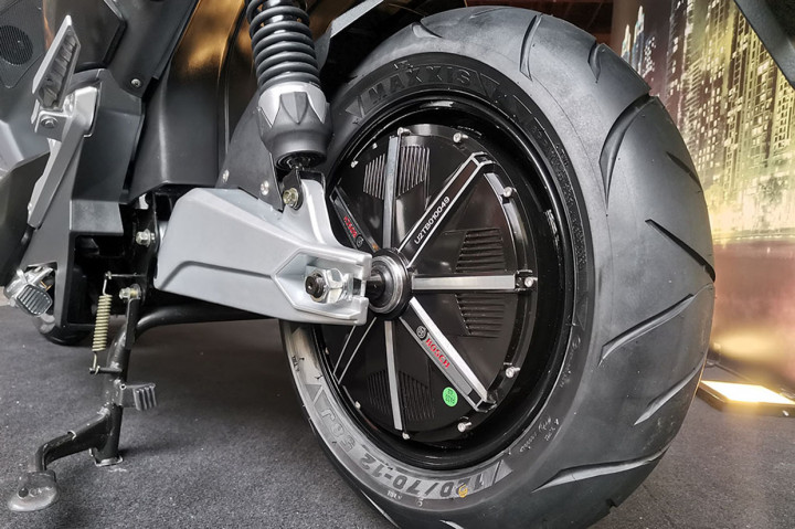 T1800 ini dilengkapi dengan sumber penggerak berupa motor listrik besutan Bosch berdaya 60V 1.800W dengan torsi tembus di 27 Nm. Kuda besi ramah lingkungan ini diklaim bisa menyentuh kecepatan maksimal hingga 70 kilometer per jam.