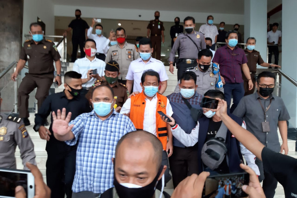 Sekdaprov Riau Yan Prana Jaya (tengah) mengenakan rompi tahanan saat ditetapkan sebagai tersangka korupsi dan langsung ditahan oleh Kejati Riau, di Kota Pekanbaru.