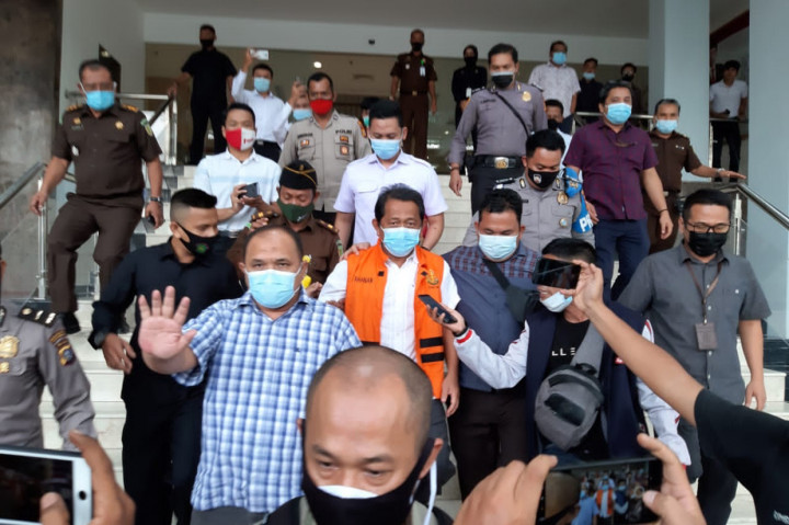 Sekdaprov Riau Yan Prana Jaya (tengah) mengenakan rompi tahanan saat ditetapkan sebagai tersangka korupsi dan langsung ditahan oleh Kejati Riau, di Kota Pekanbaru.